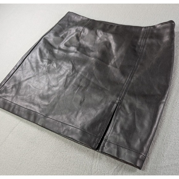 Juicy by Juicy Couture Dresses & Skirts - Juicy by Juicy Couture Womens Faux Leather Mini Skirt XS Black‎ Slit
